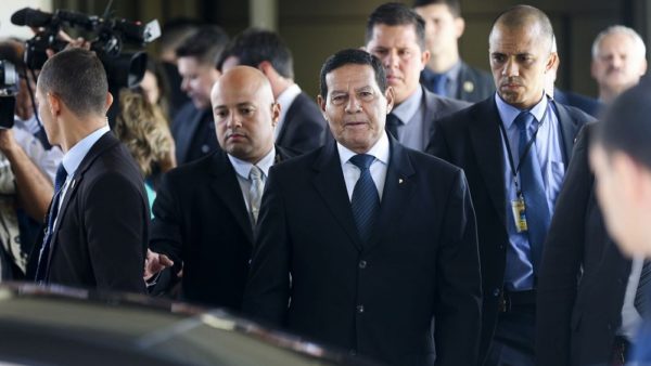 Mourão e Araújo vão hoje para Bogotá para reunião do Grupo de Lima