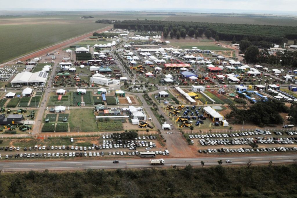 Na AgroBrasília, governo entrega máquina para viabilizar mel em merendas escolares